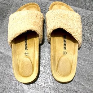 CUSHIONAIRE fuzzy sandals 🥰 In great used condition